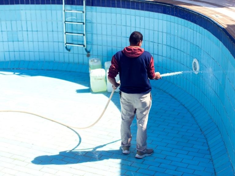 Swimming Pool cleaning service